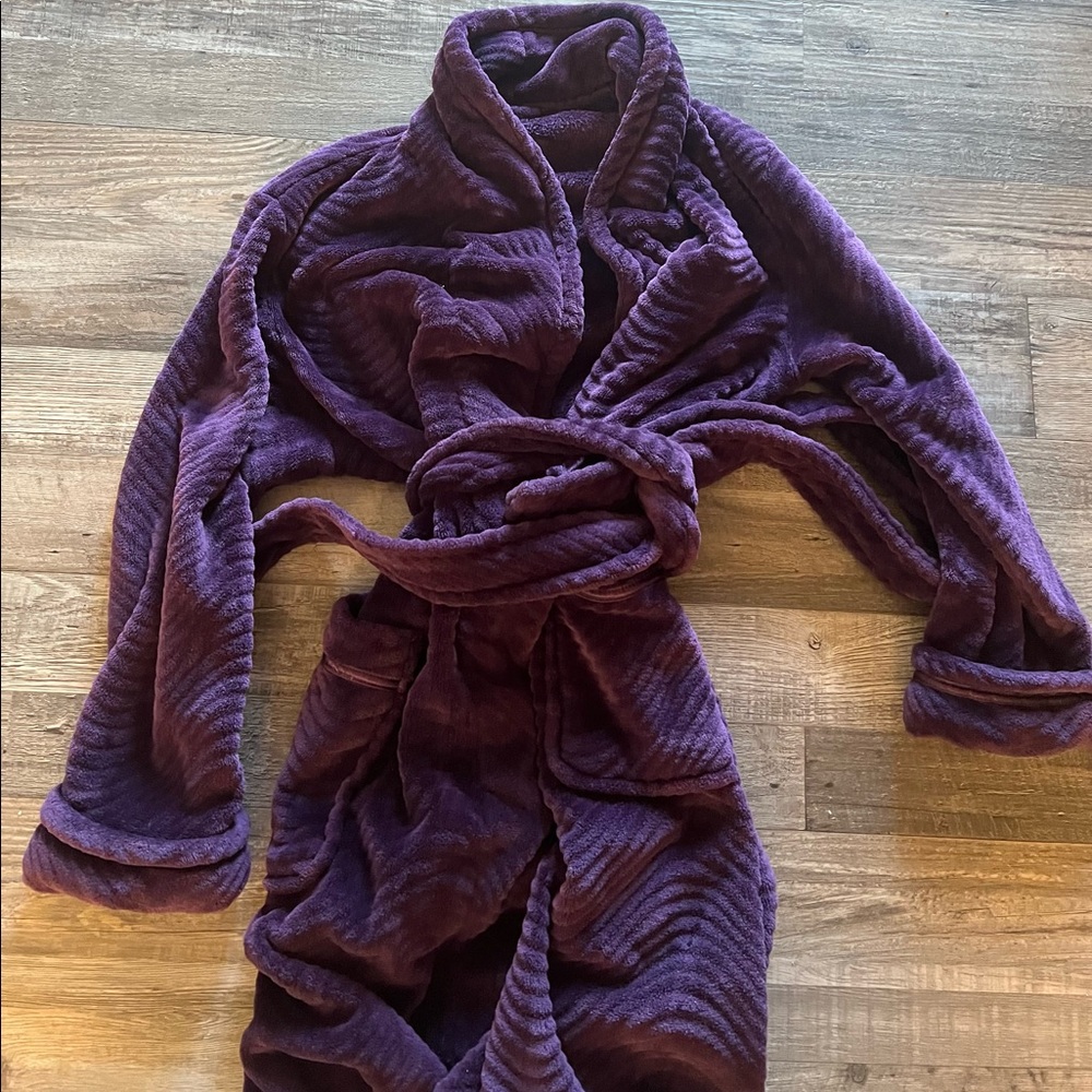 Beautiful Robe - Picture 1 of 4